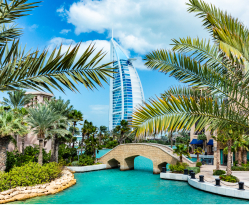 burj-al-arab-seen-from-madinat-jumeirah-dubai-uae-traditional-arabian-mini-city